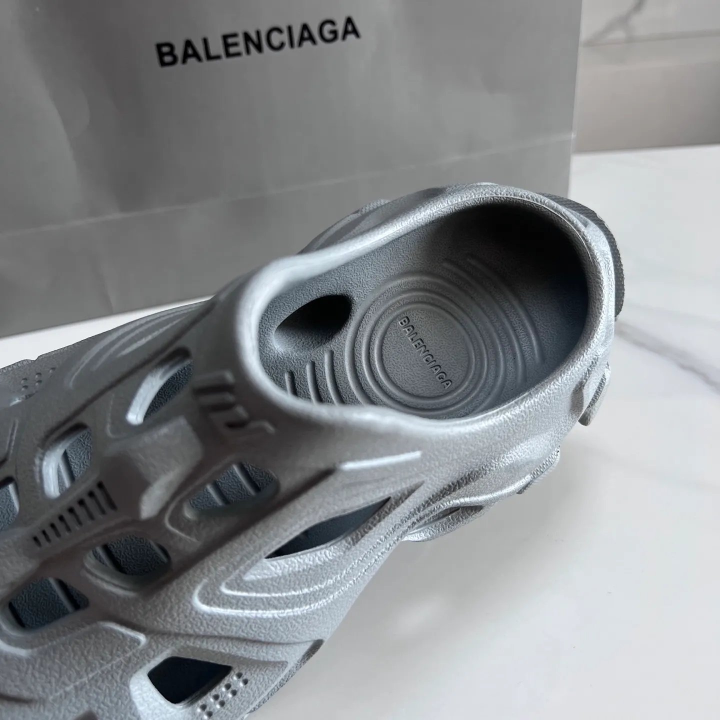 👟👟Ex-factory price 380👟👟 Balenciaga must-have beach shoes for summer: Men's and women's shoes are made of ultra-light 95% (injection molding) EVA plastic, 5% foam plastic foam cushioning material #Ultra-lightweight one-piece foam shoe mold ❗ New summer product, French high-end luxury brand - Balenciaga BALENCIAGA 3XL Rubber Low Top Sneakers 3XL version series summer beach wading versatile trendy lace-up casual sports hole sandals. Size: 35-46